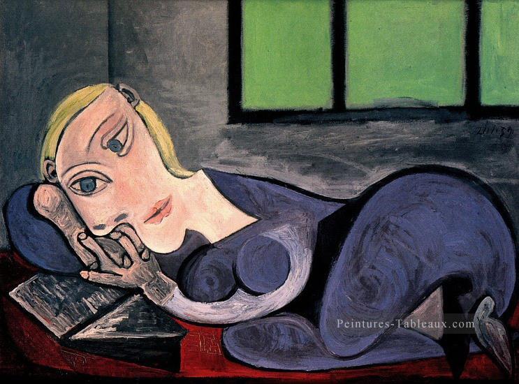 Femme couchee lisant Marie Thérèse 1939 Cubisme Peintures à l'huile